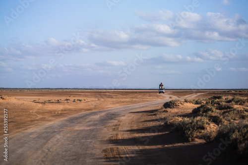 Automóvil recorriendo el desierto de La Guajira photo