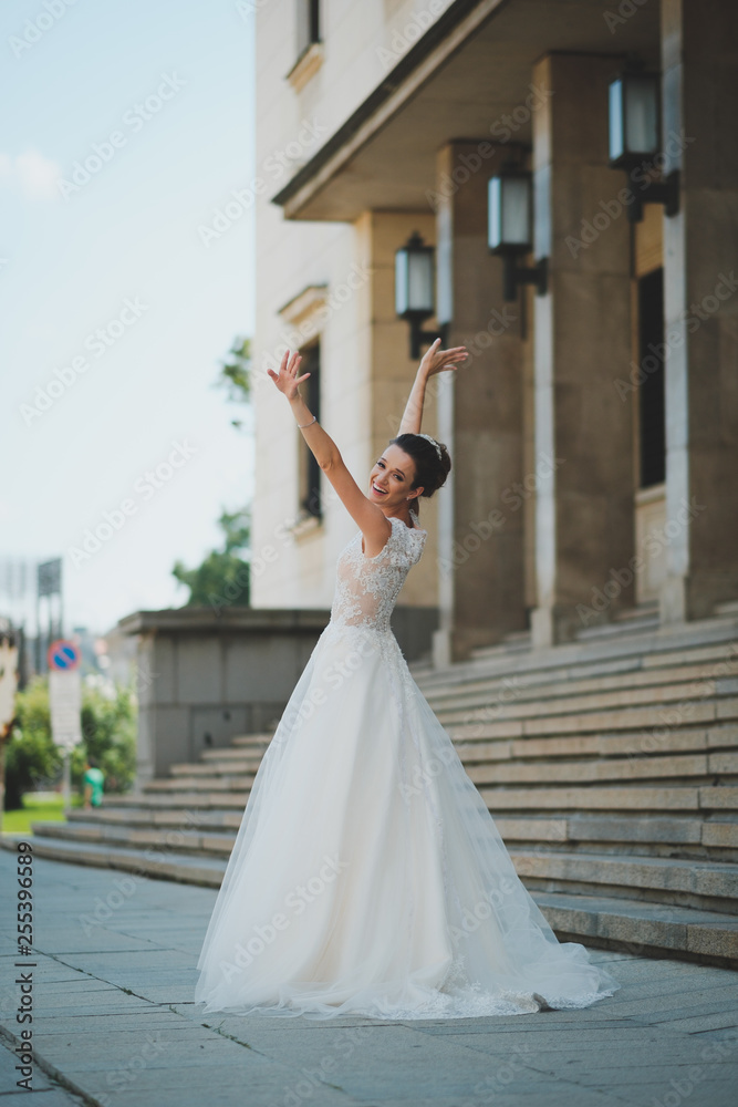 Fototapeta premium Happy bride in the city