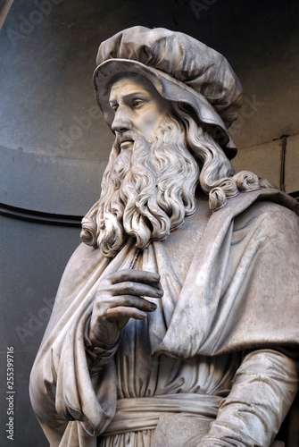 Leonardo da Vinci, statue in the Niches of the Uffizi Colonnade. The first half of the 19th Century they were occupied by 28 statues of famous people in Florence, Italy