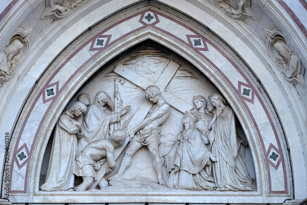 Invention of the cross, by Titto Sarrocchi, Lunette of the left portal of Basilica of Santa Croce in Florence, Italy