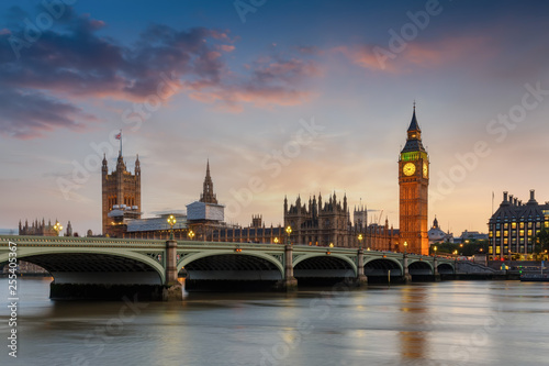 Der Westminster Palast mit dem Big Ben Turm an der Themse in London bei Sonnenuntergang  Gro  britannien 