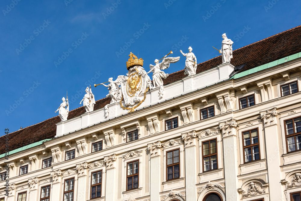 Obraz premium Austria, Vienna, Hofburg Palace, Beautiful facade of famous Redoutensaaltrakt at Josefsplatz in the city center of the capital with blue sky in the background - concept Habsburg architecture history