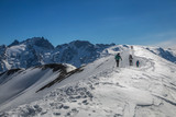 Randonnée en raquettes à neige en hiver face à la Meije , Hautes-Alpes , France