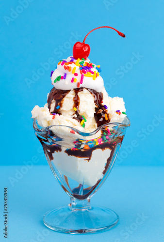Foto Vanilla Sundae with Rainbow Sprinkles on a Blue Background