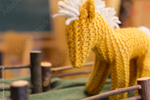 Pferd gestrickt Kinderspielzeug