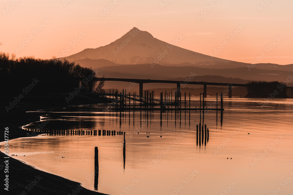 Fototapeta premium Wcześnie rano światło nad Mt Hood i plażą Columbia River
