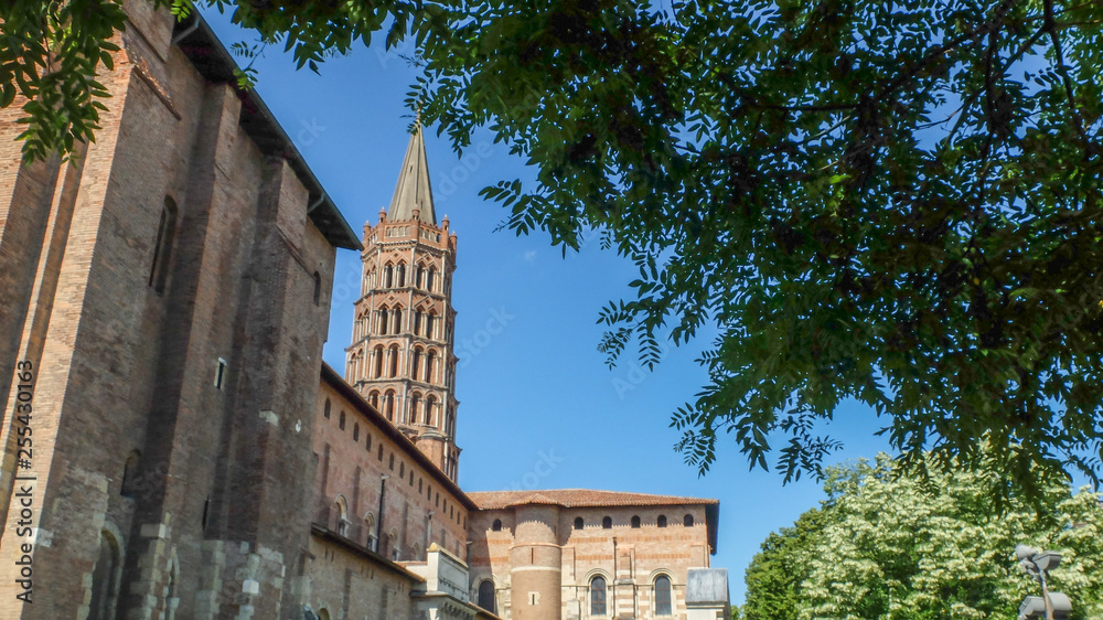 Obraz premium Gardens,Basilica San Sernin,Toulouse,France.