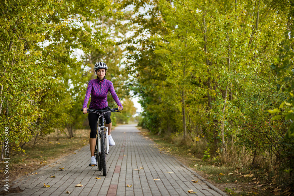 Obraz premium Young woman cycling