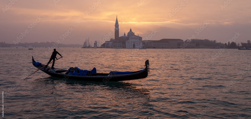 Gondeln in Venedig Morgenstimmung vor St Georgio Gondeln in Venedig Morgenstimmung vor St Georgio