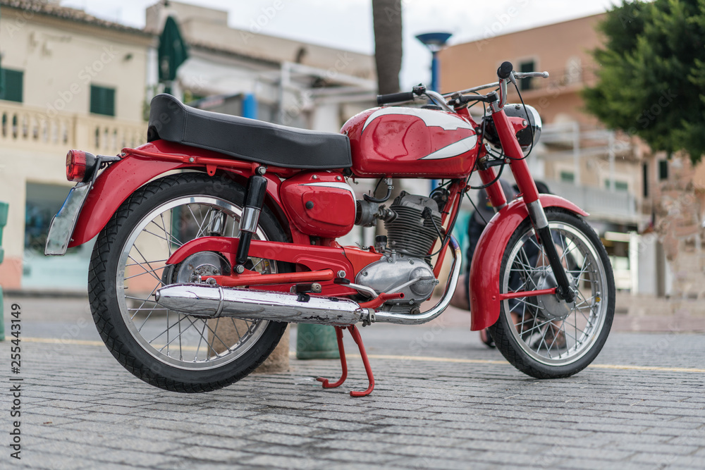 Rotes Motorrad in Port d’Andratx