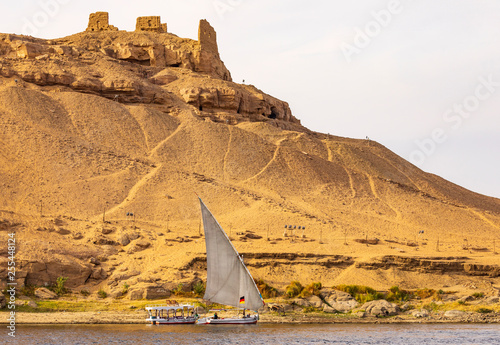 Assuan am Nil, Feluke segelt vor einer Ruine in Ägypten. photo