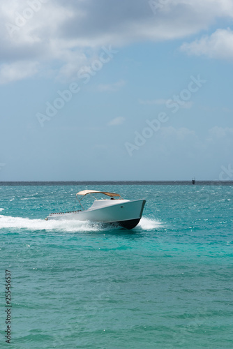 Tourism boat at full speed in the Caribbean Sea. Aruba © EGT