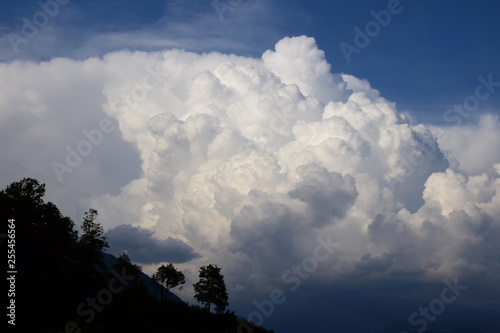 Bedrohliche Haufenwolken am Himmel photo