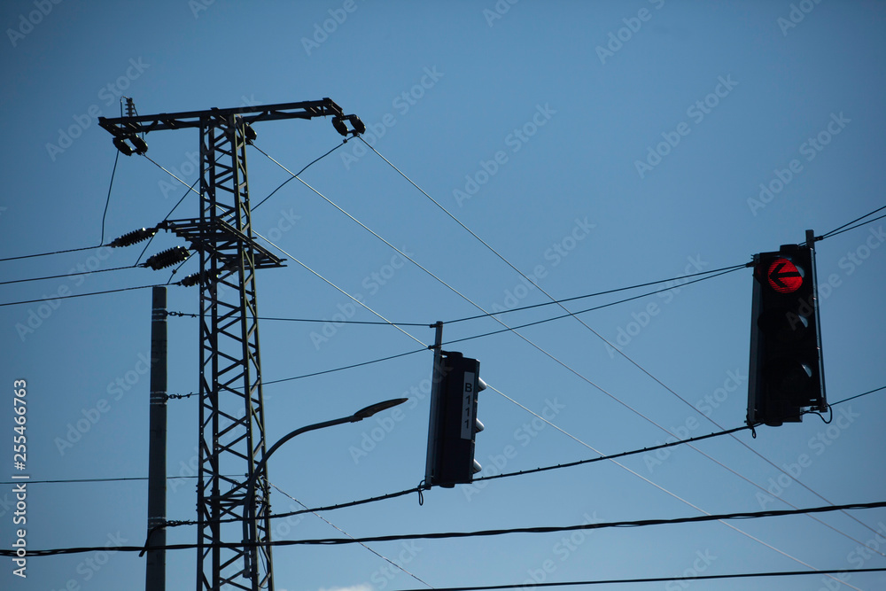 Strommast mit Strassenlaterne und Telekomleitungen