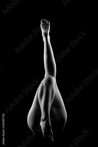 Naklejki na drzwi Naga kobieta z nogami uniesionymi w zmysłowym czarno-białym kolorze