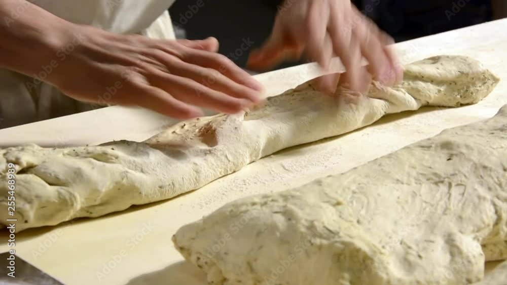 fornaio impasta il pane fornaio impasta il pane