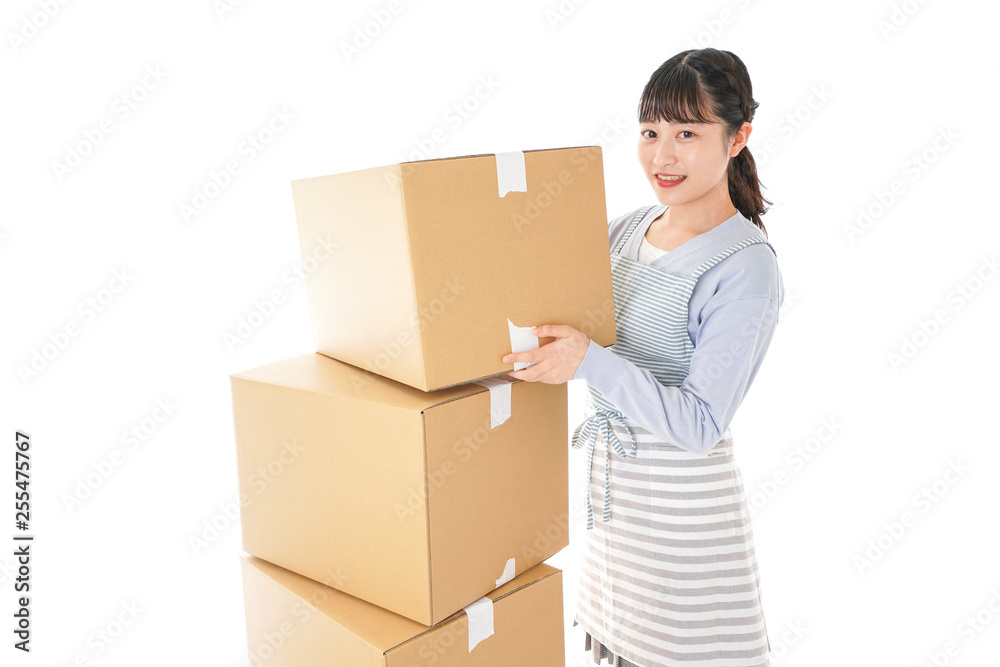 引越しをする若い女性 引越しをする若い女性