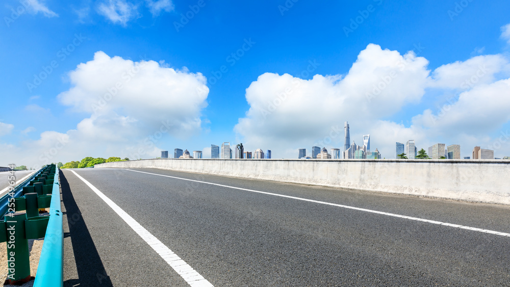 Naklejka premium Shanghai city skyline and famous landmark buildings with empty asphalt road