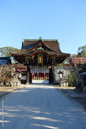 京都、北野天満宮の三光門と梅