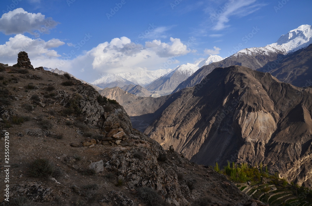 パキスタンのフンザの絶景　美しい山と村と青空