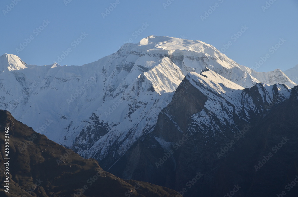 パキスタンのフンザの絶景　美しい雪山と青空