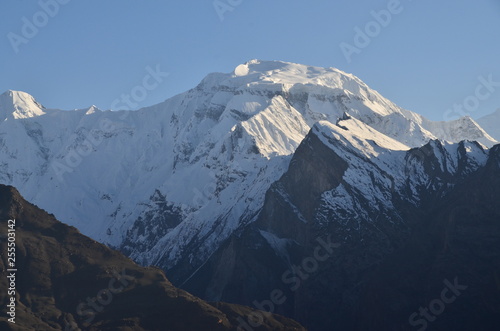 パキスタンのフンザの絶景　美しい雪山と青空 © koujim30