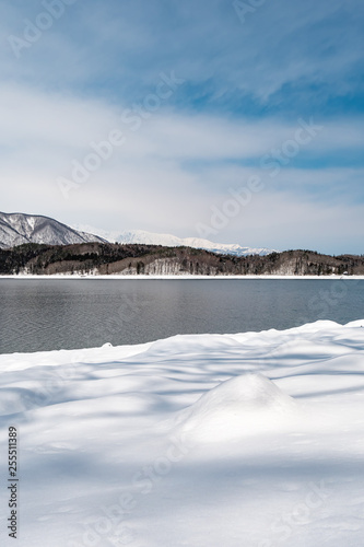 長野県大町市 雪景色の青木湖 © cwa