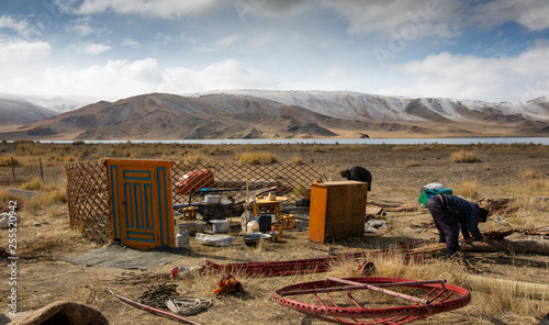 Fotografi nomad family packing their yurt to re-locate