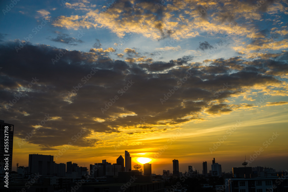 Fototapeta premium Sunrise sky silhouette city building