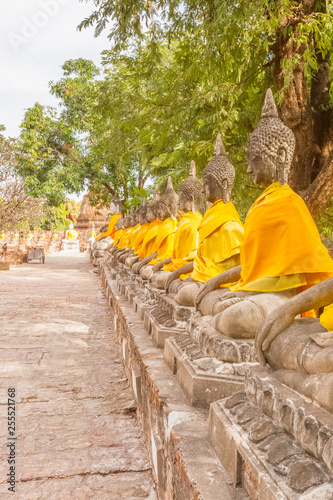 Alignement de bouddhas, temple de Wat Yai Chai Mongkol, Thaïlande 