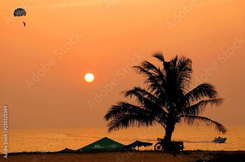 Sunset on the beach in Thailand © Равшан Халилов