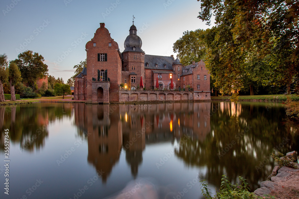 Burg Berghausen bei Köln in Nordrhein-Westfalen Burg Berghausen bei Köln in Nordrhein-Westfalen