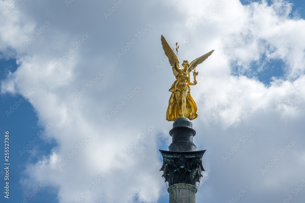 Fototapeta premium Freidensdenkmal bei weißblauem Himmel