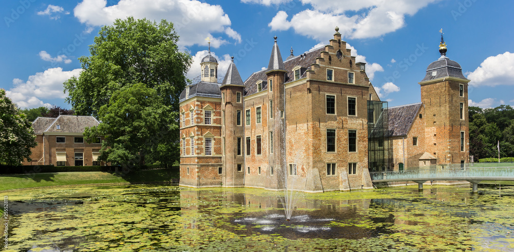 Obraz premium Panorama of the Ruurlo castle surrounded by water in The Netherlands