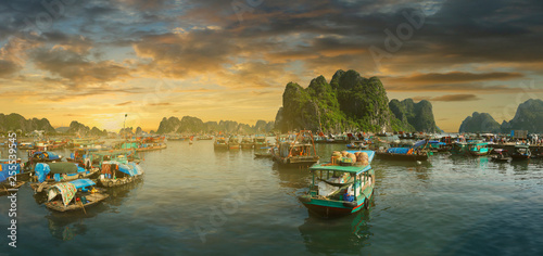Fototapety Wietnam zachodzace-slonce-w-zatoce-ha-long-w-wietnamie
