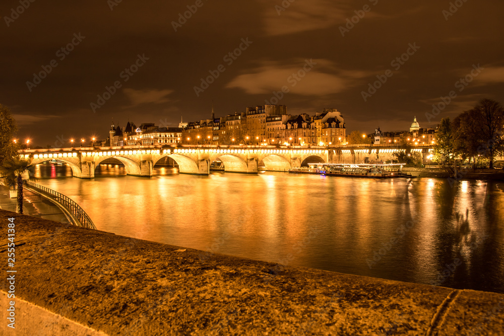 Eien sehr schön beleuchtete Brücke in Paris