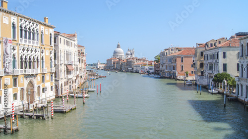Aussicht Landschaft Fluss Häuser alt Enge Gassen Italien Altstadt mit Wasser Boot Venedig im Sommer © Mrql