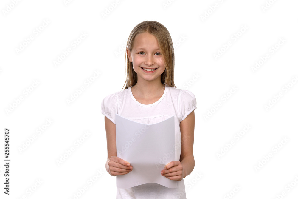Junges Mädchen hält ein Blatt Papier und lacht Junges Mädchen hält ein Blatt Papier und lacht
