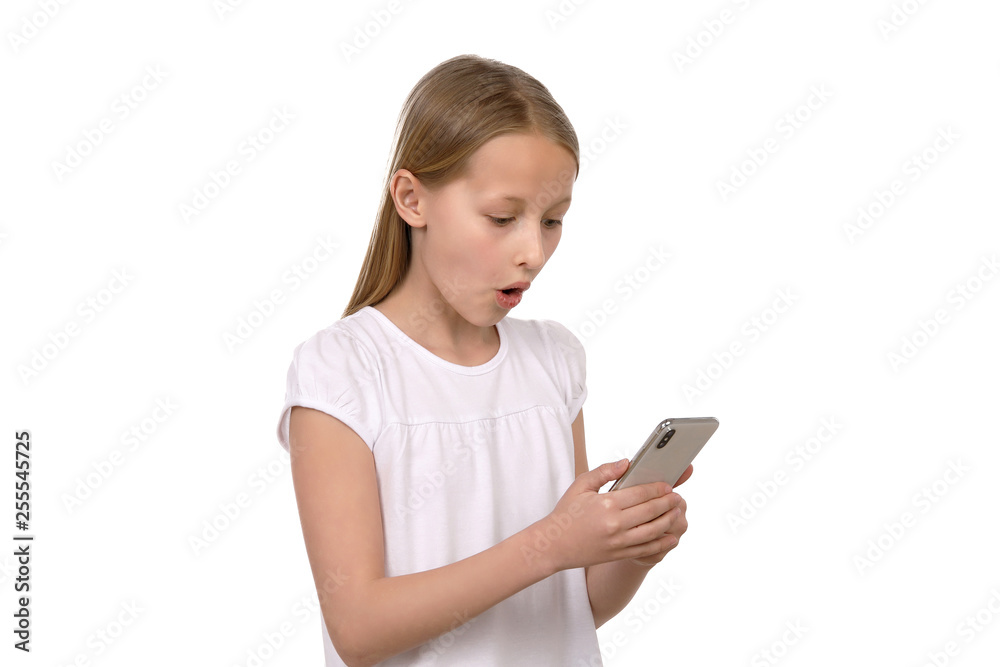 Junges Mädchen schaut überrascht auf ihr Smartphone Junges Mädchen schaut überrascht auf ihr Smartphone