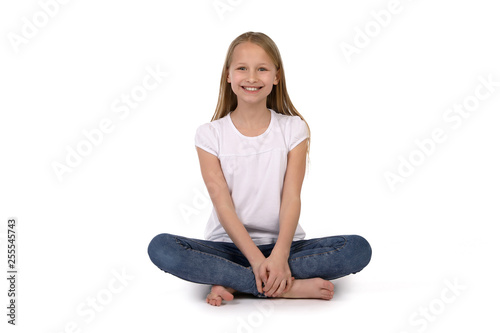 Junges Mädchen im Schneidersitz lacht