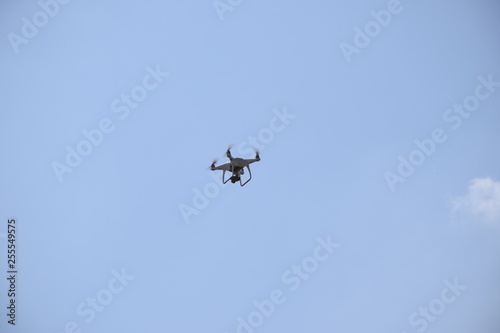 Drohne fliegt im Himmel
