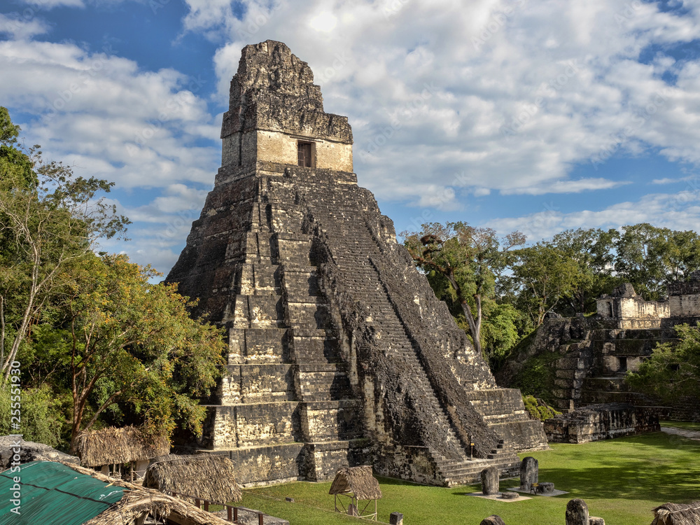 Φωτογραφία Pyramid of the Jaguar in the national most important Mayan city of Tikal Park, G