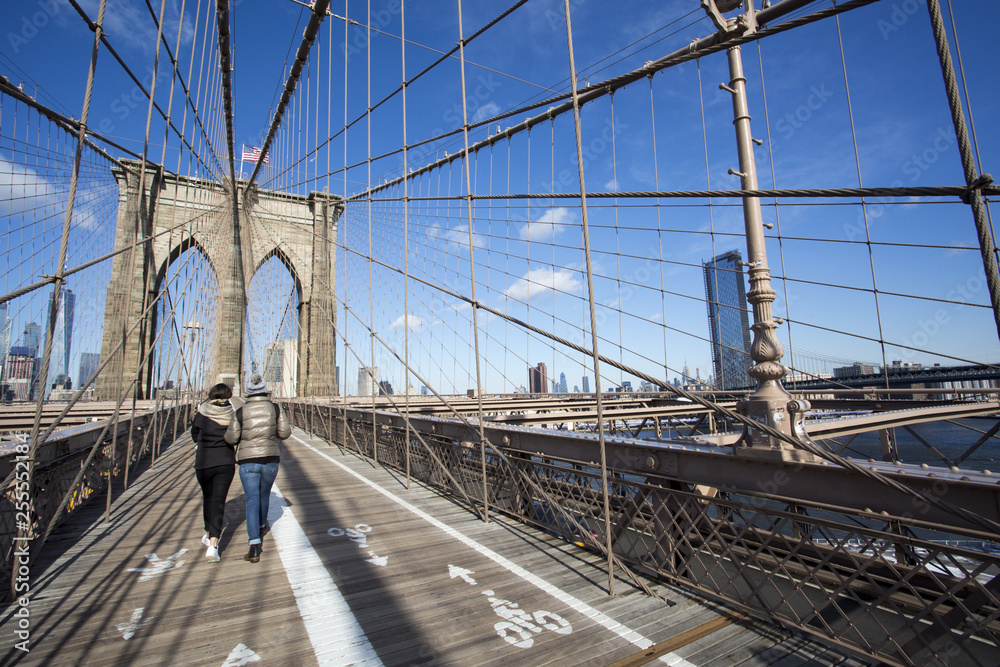 Fototapeta premium Chodnik i ścieżka rowerowa na moście Brooklyn.
