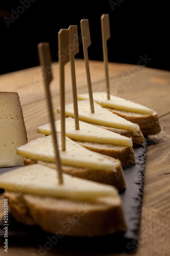 Tapa española de queso curado
