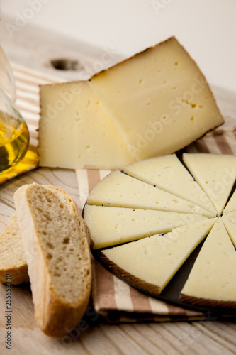 Plato con queso curado y pan
