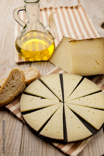 Plato con queso curado y pan