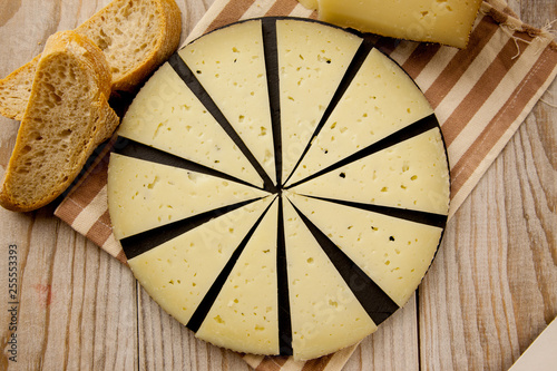 Plato con queso curado y pan photo