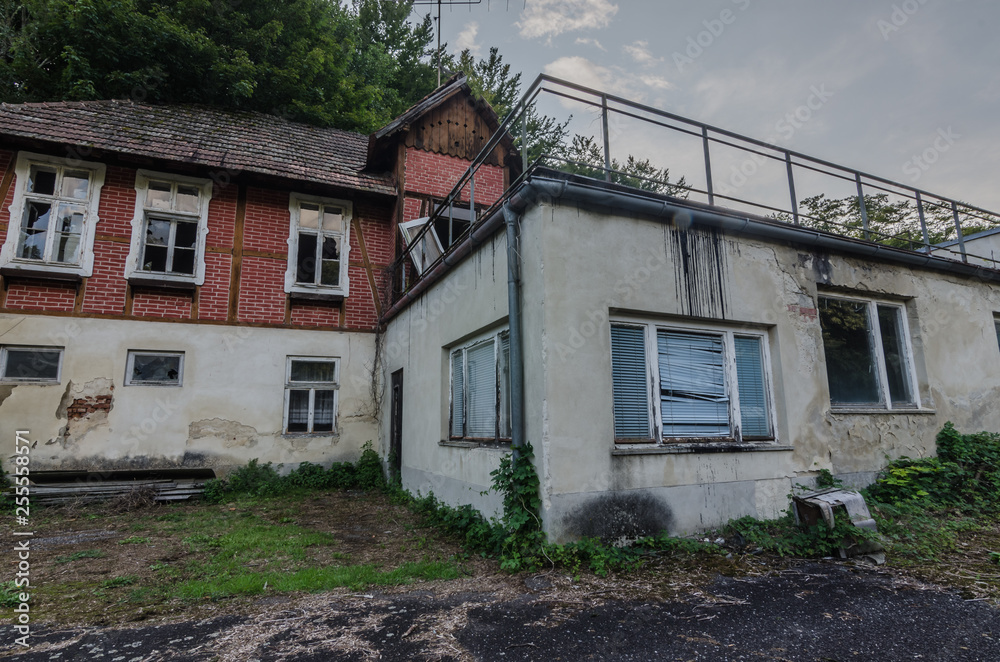 verfallenes haus im wald