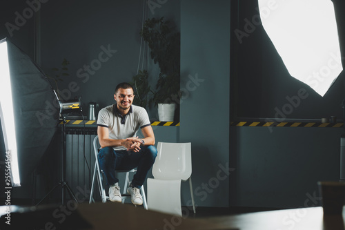 Cuadro en lienzo Young photographer in studio
