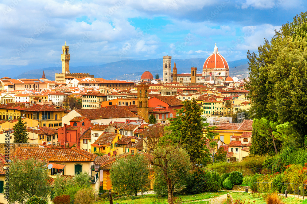 Obraz premium Beautiful cityscape skyline of Florence with cathedral and torre di Arnolfo , Tuscany, Italy